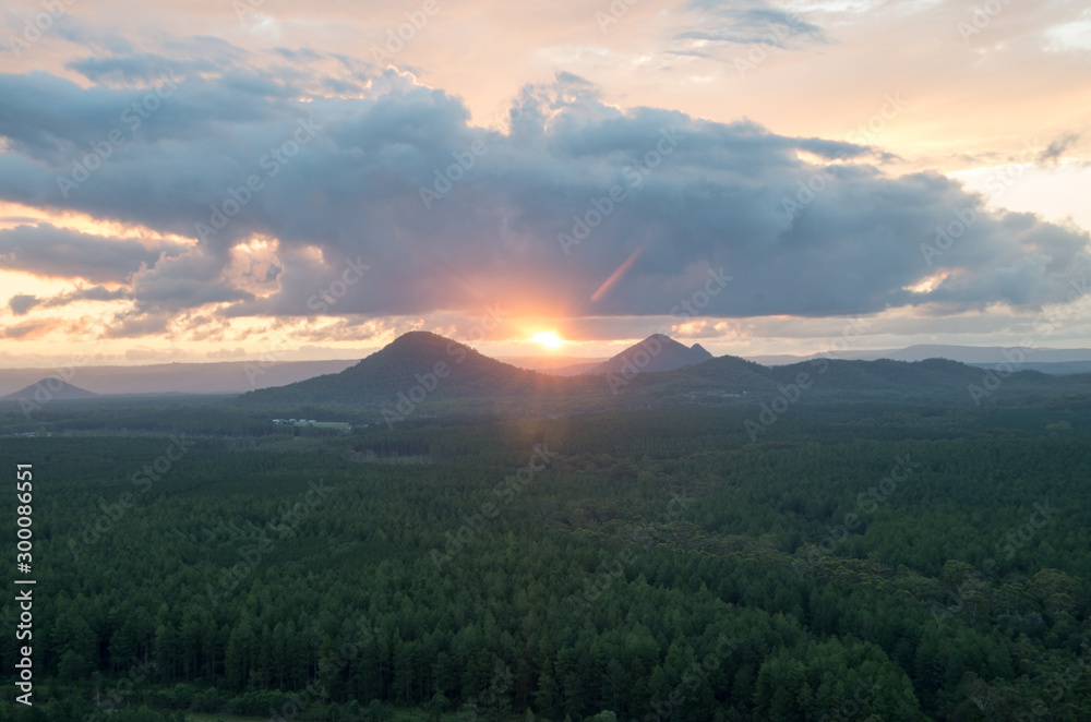 Obraz premium Glass House Mountains at sunset
