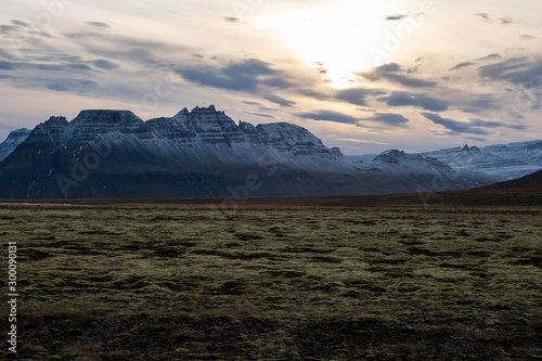 Moosbedeckte Landschaft mit Fýlsdalsfjall und Kambur am abendlchen Reykjarfjörður bei der Ortschaft Djupavik in den isländischen Westfjorden