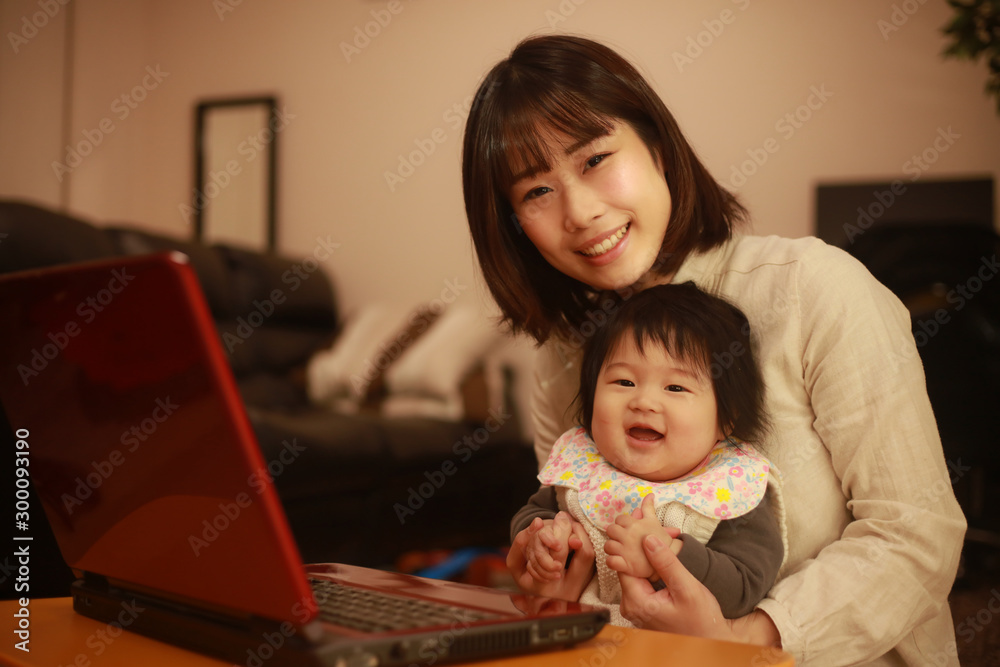 パソコンを使う親子 パソコンを使う親子