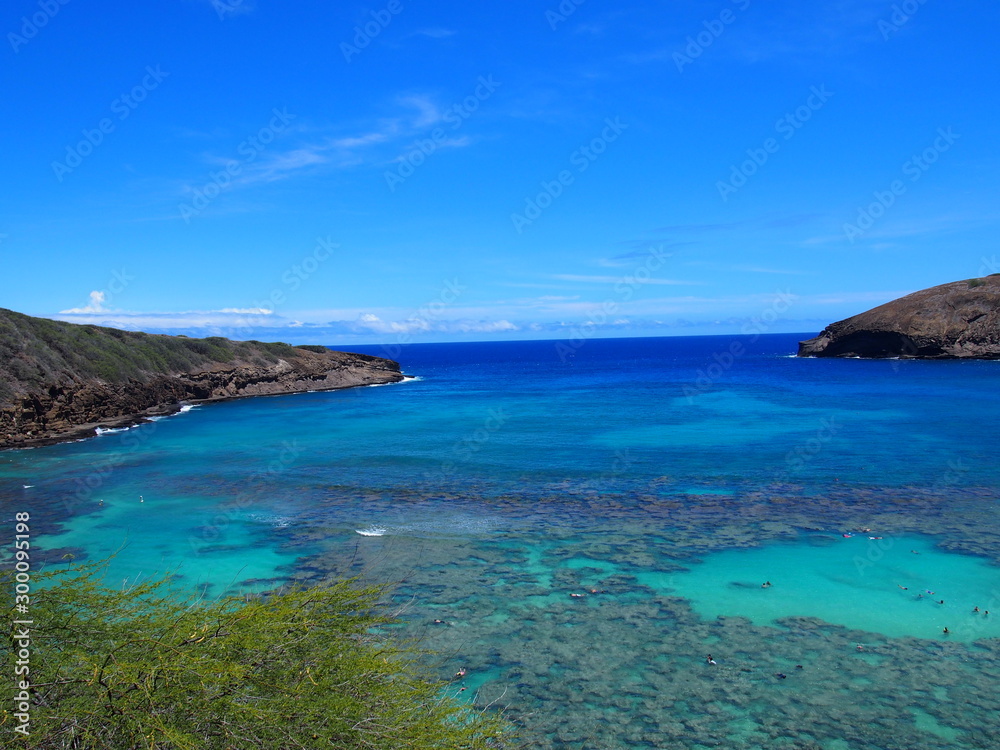 Blue Sky and Emerald Green Sea, Waikiki, Honolulu, Hawaii, USA