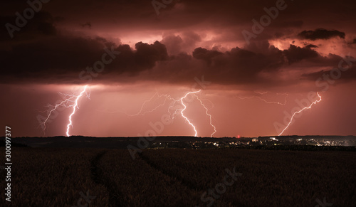 Tableau sur toile Blitzeinschläge am nächtlichen HImmel