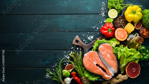 Obraz na plátne Fresh salmon fillet with vegetables