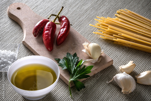 Spaghetti aglio olio peperoncino, ingredienti photo