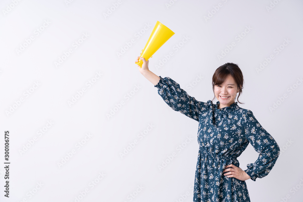 応援する女性 応援する女性