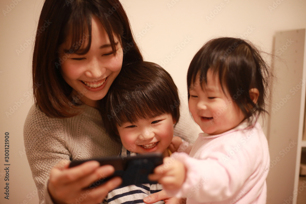 スマートフォンを使う親子 スマートフォンを使う親子
