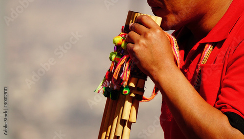 Músico indígena tocando la quena
