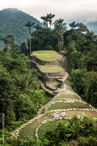 Indigenes sitting at Ciudad Perdida