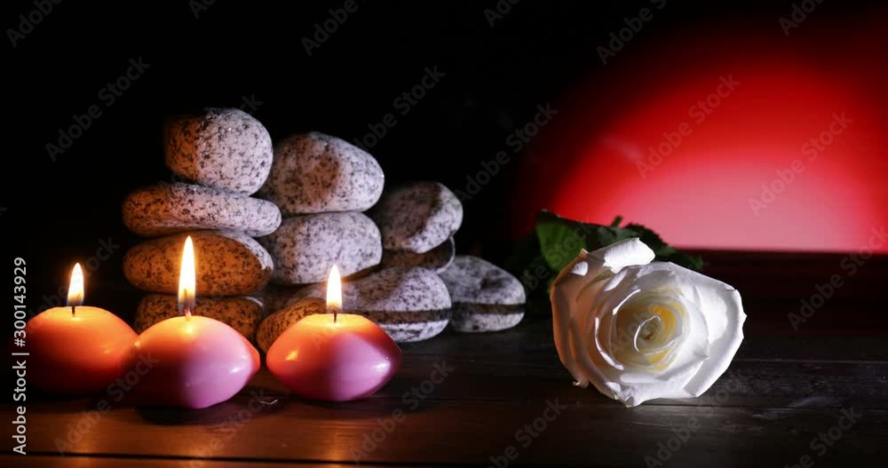 Candele con rosa bianca Candele con rosa bianca