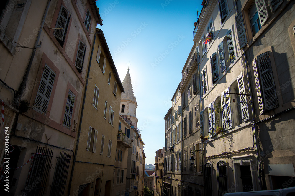 rue typique du centre historique de Marseille en France