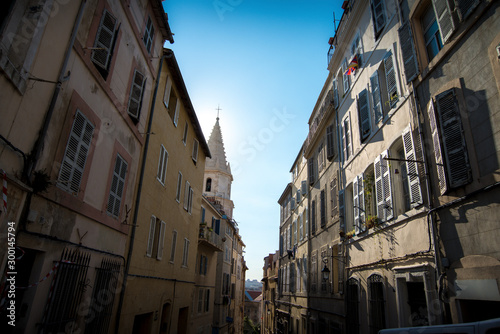 rue typique du centre historique de Marseille en France