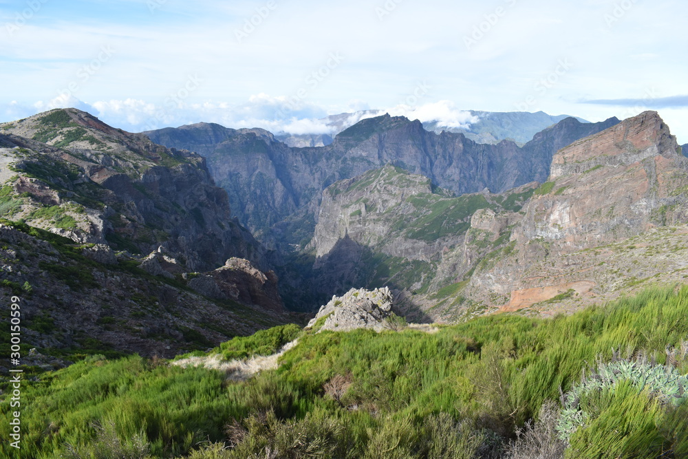 Fototapeta premium Hiking trail from Pico Arieiro to Pico Ruivo in Madeira, Portugal