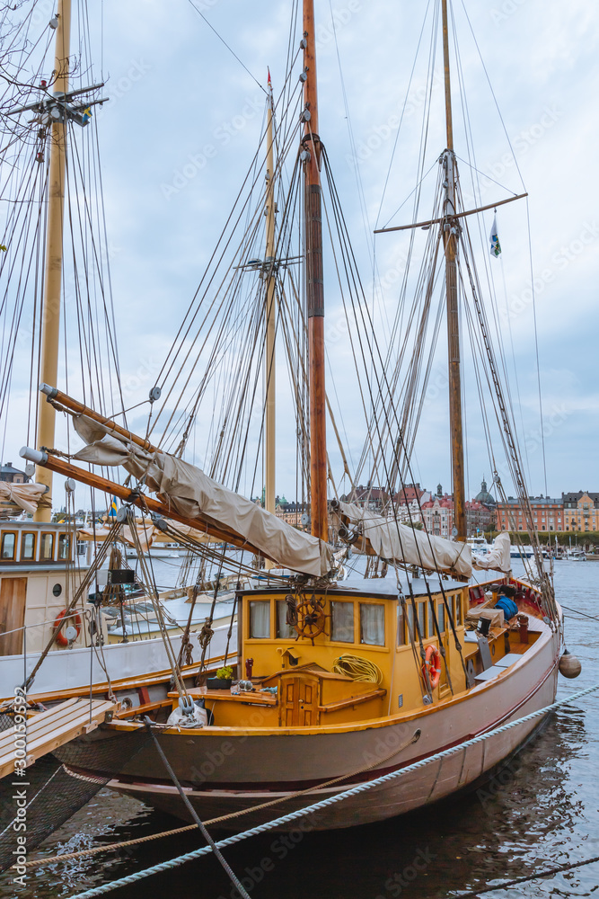 Obraz premium An old vintage wooden yacht is moored at the pier