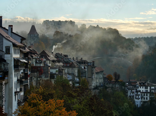 Fribourg, vieille ville et brume en automne