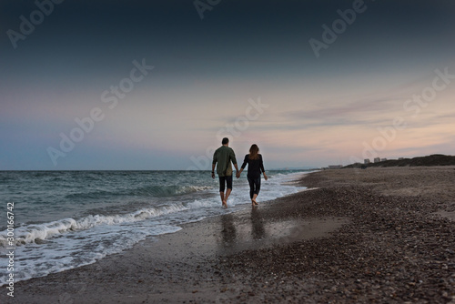 Pareja anochecer en la playa