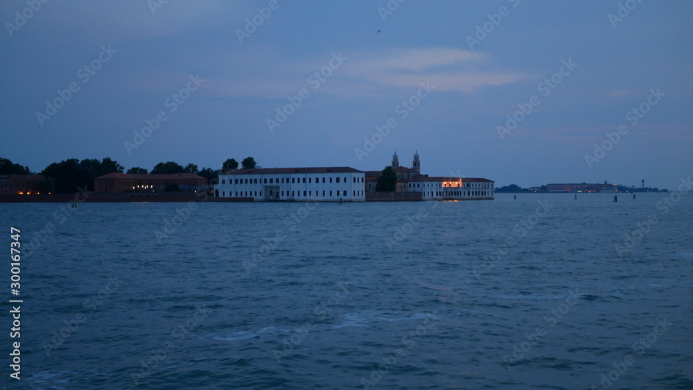 Gebäude in Venedig am Abend