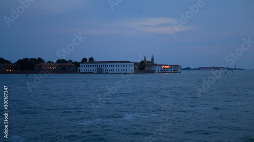 Fototapeta Naklejka Na Ścianę i Meble -  Gebäude in Venedig am Abend