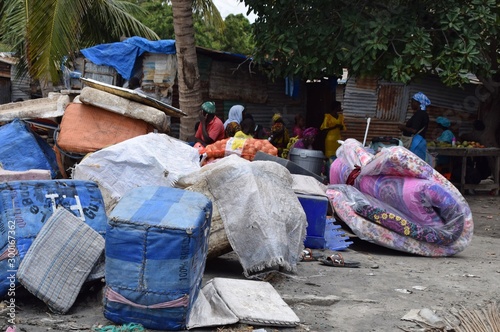 Müll und Unrat in einem elenden Wohngebiet in Afrika