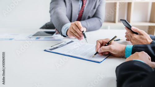 Foto Business people sign financial business contract.