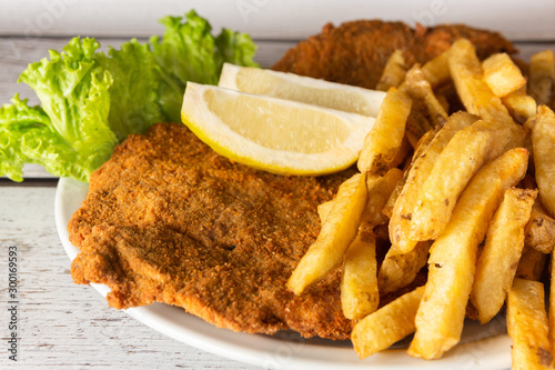 Schilderij op canvas milanesa con papas fritas