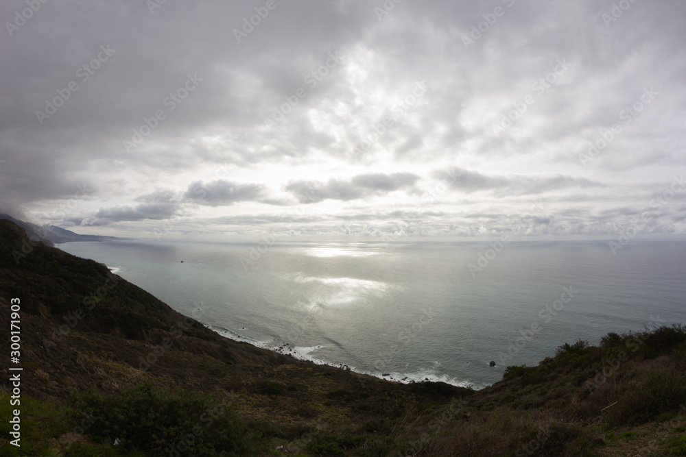 Ozean Meer mit Wolken und Gegensonne grün weiter Winkel Ozean Meer mit Wolken und Gegensonne grün weiter Winkel