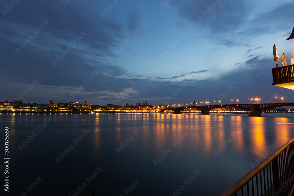 Mainz Nacht Rheinufer Theodor Heuss