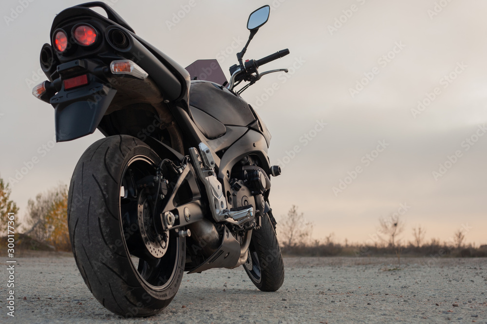 Fototapeta premium Jeden czarny motocykl na pustyni.