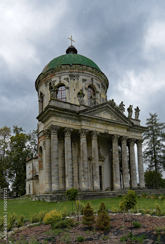Die barocke römisch-katholische Kirche St. Joseph in Pidhirzi in der Ukraine