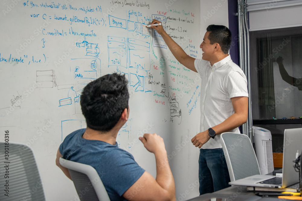 Φωτογραφία joven empresario latino en oficina, startup, lluvia de ideas y videojuegos