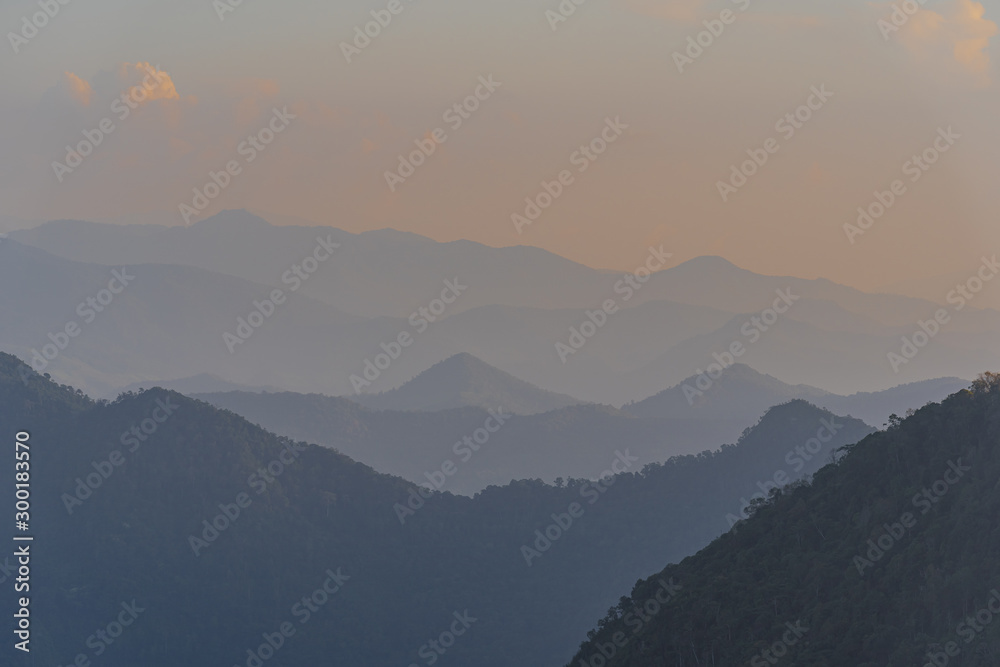 Obraz premium High angle viewpoint sunset over mountains and forest
