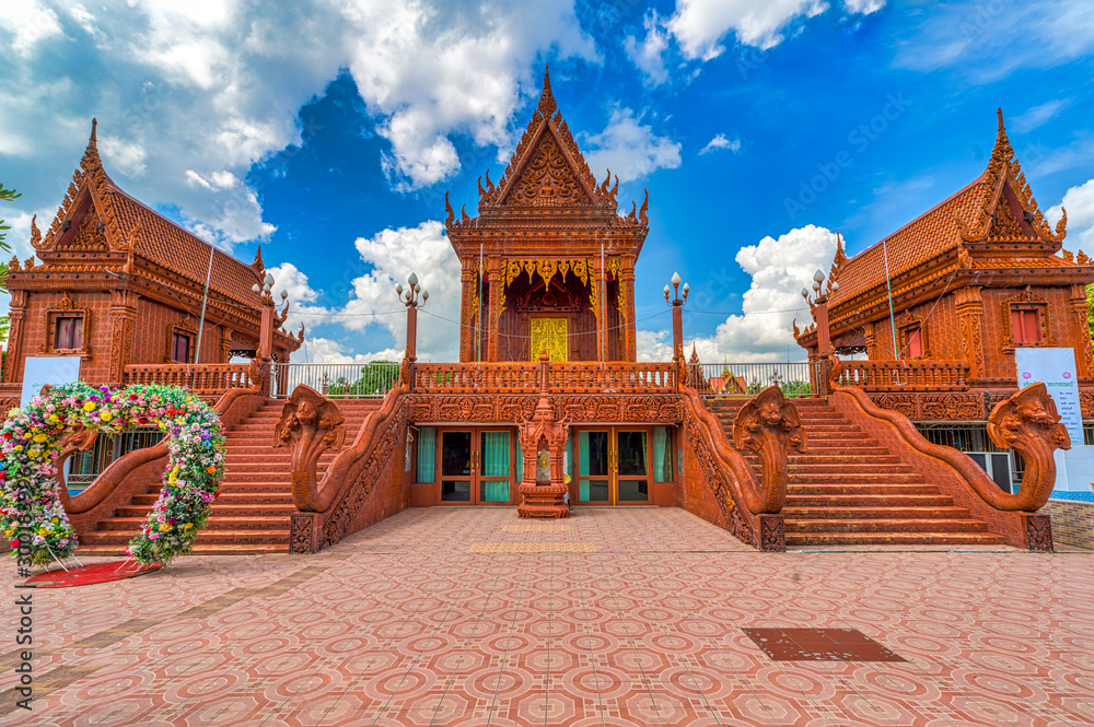 Fototapeta premium Bang Chan / Bangkok / Tajlandia / 27 października 2019 r. / Wat Sammachanyawat: Posąg Złotego Buddy wokół świątyni.