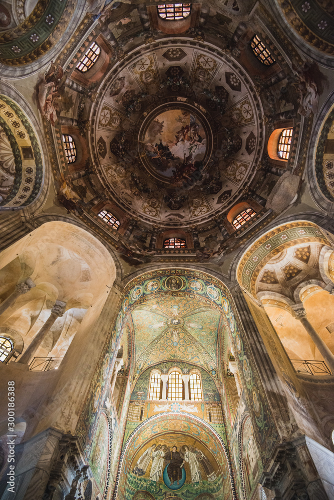 Ravenna, Italy - September 11, 2019: Interior of Basilica of San Vitale,  which has important examples of early Christian Byzantine art and  architecture. It was resignated as Unesco World Heritage. foto de