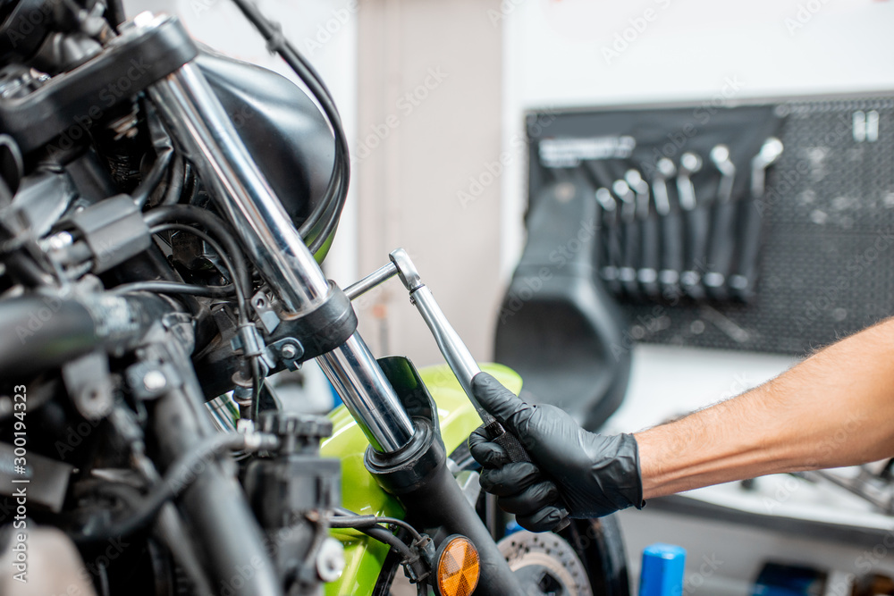 Obraz premium Repairing motorcycle at the workshop