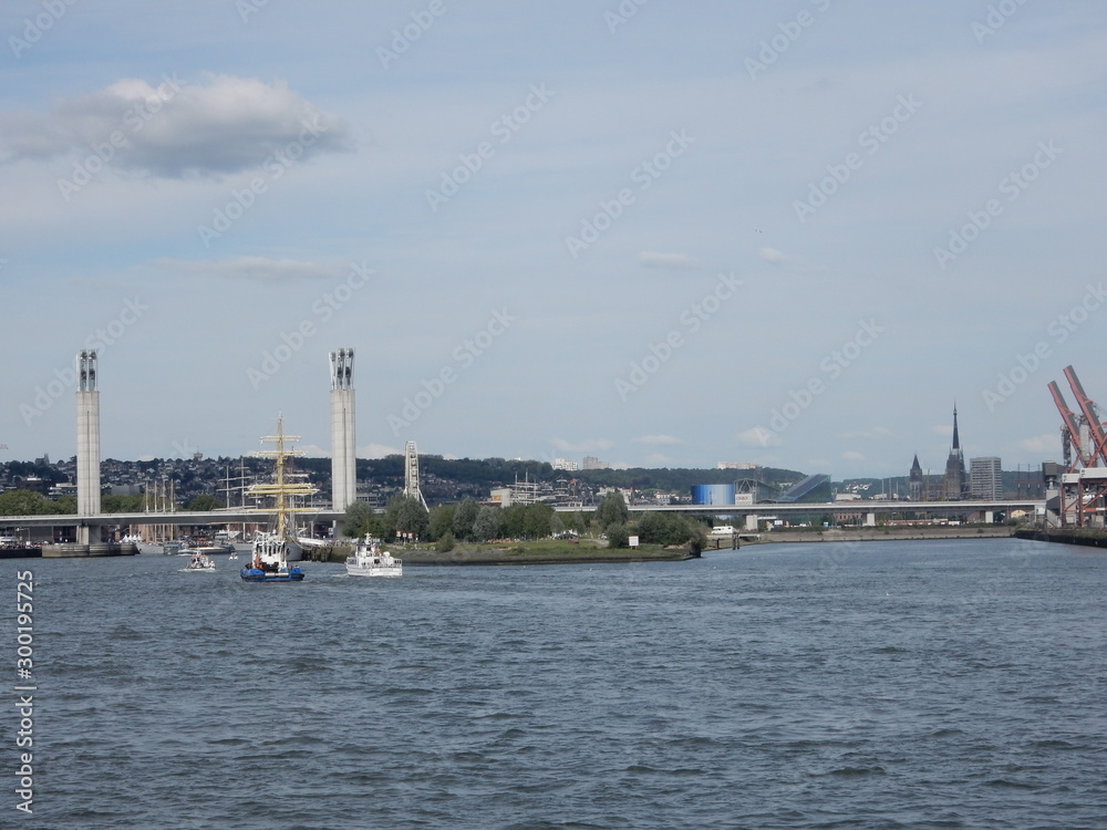 La vue sur la seine à Rouen en Normandie pendant l'armada 2019.