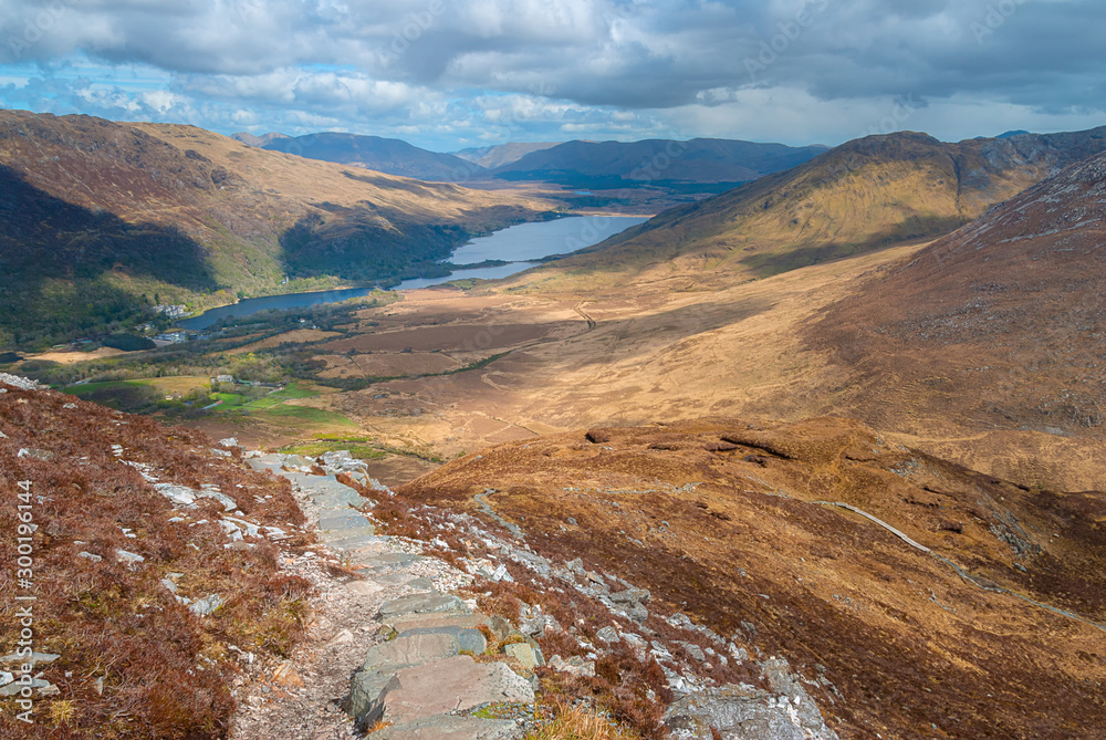 Obraz premium Hiking trail at the top of Diamond Hill in Connemara National Park, Ireland