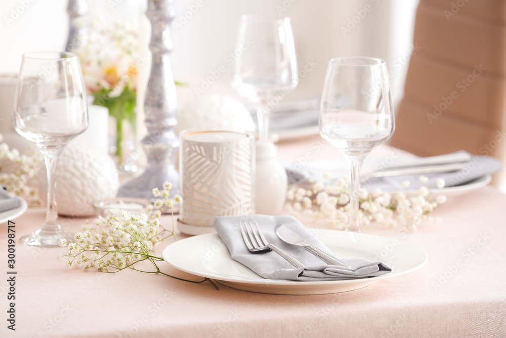 Beautiful table setting with floral decor