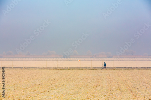 Spaziergänger einsam auf weitem Feld photo