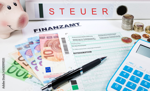 Steuererklärung mit Geld und  Taschenrechner