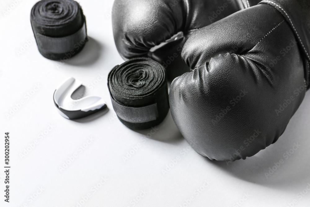 Fototapeta Rękawice bokserskie, opaski na rękę i ustnik na białym tle