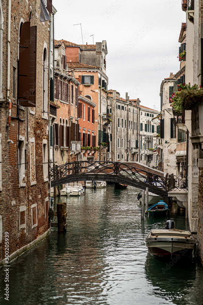 Venezianischer Kanal mit Gondeln