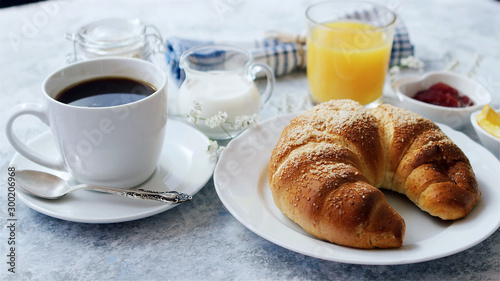 Fototapeta Naklejka Na Ścianę i Meble -  French breakfast with fresh coffee and croissant
