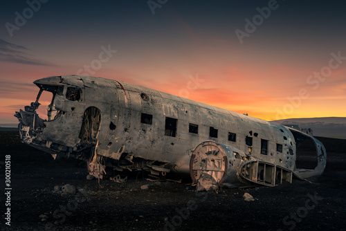 Obraz na płótnie Airplane wreck in black sand beach in Iceland w salonie