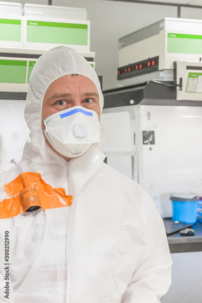 Portrait of an operator equipped with an air sampling pump during a maintenance operation. This pump makes it possible to determine the operator's level of exposure to asbestos Portrait of an operator equipped with an air sampling pump during a maintenance operation. This pump makes it possible to determine the operator's level of exposure to asbestos