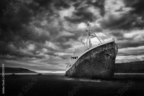 Obraz na płótnie Abandoned desolate rusty ship in black and white color w salonie