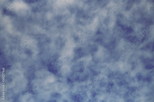 Wolkenstruktur vor blauem Himmel - Stockfoto