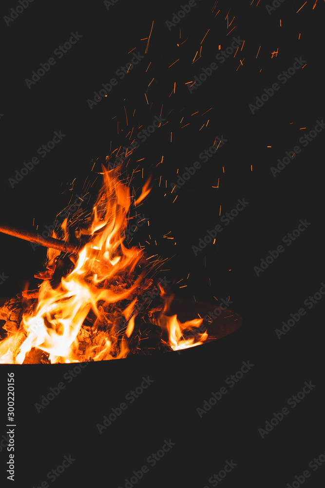 orange  Flammen bei Lagerfeuer mit Funken in der Nacht