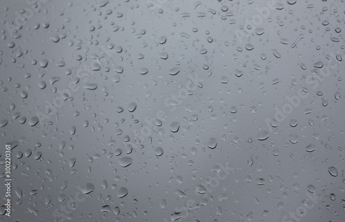 Cristal lleno de gotas de agua en un día lluvioso.