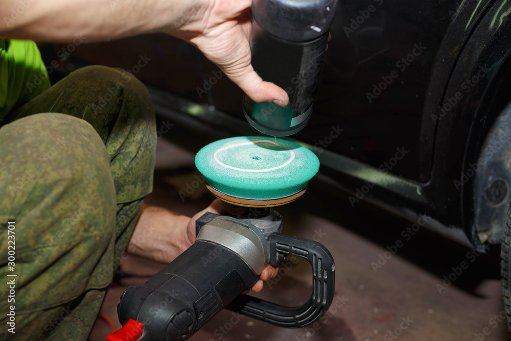 The process of applying paste to a grinding machine circle. The process of applying paste to a grinding machine circle.
