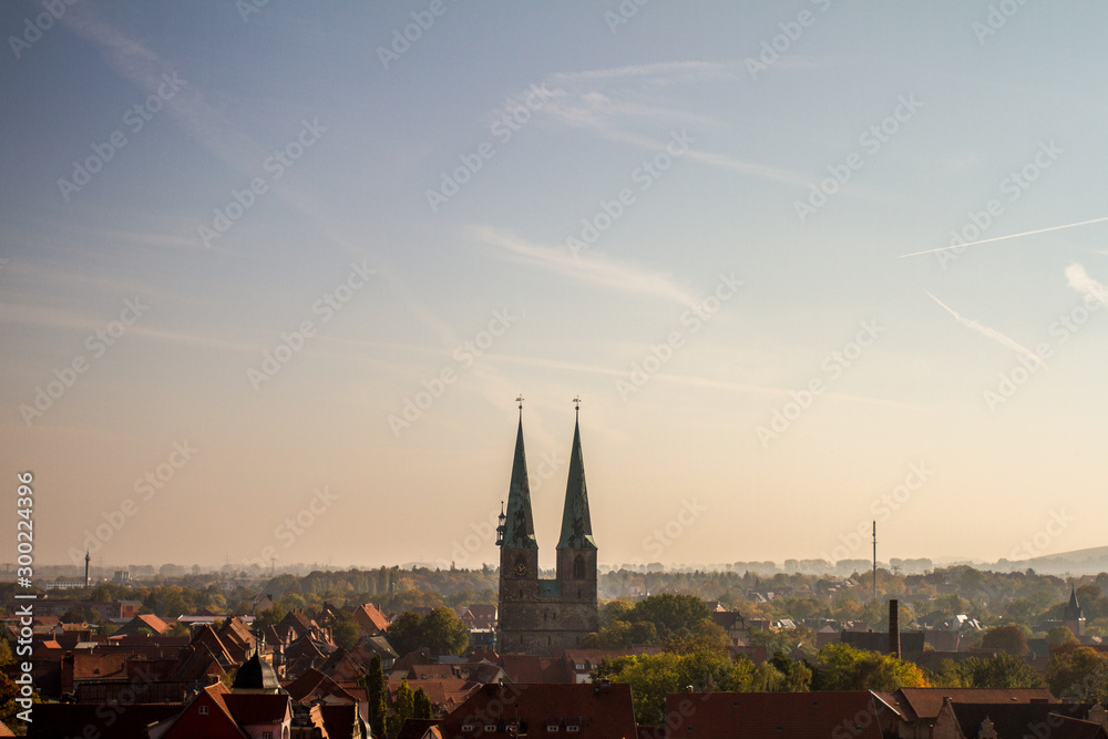 Obraz premium historische Kirche in Quedlinburg bei Sonne