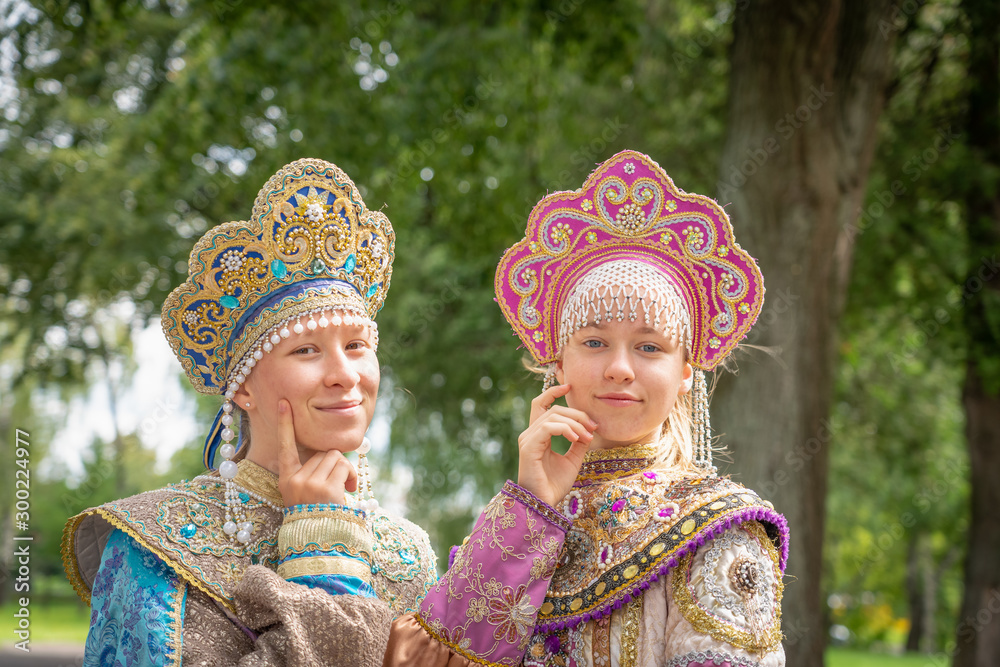 junge Mädchen in russischer Zaren Tracht Stock Photo | Adobe Stock