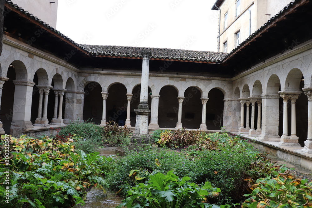 Obraz premium Cloître Saint André le Bas construit au 12 ème siècle à côté de l'abbaye - Ville de Vienne - Département de l'isère - France
